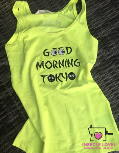 GOOD MORNING TOKYO auf Neongelbem Shirt ein Hingucker